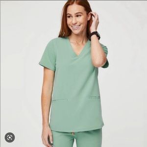 Limited edition color (jade) Casma One pocket scrub top - size small